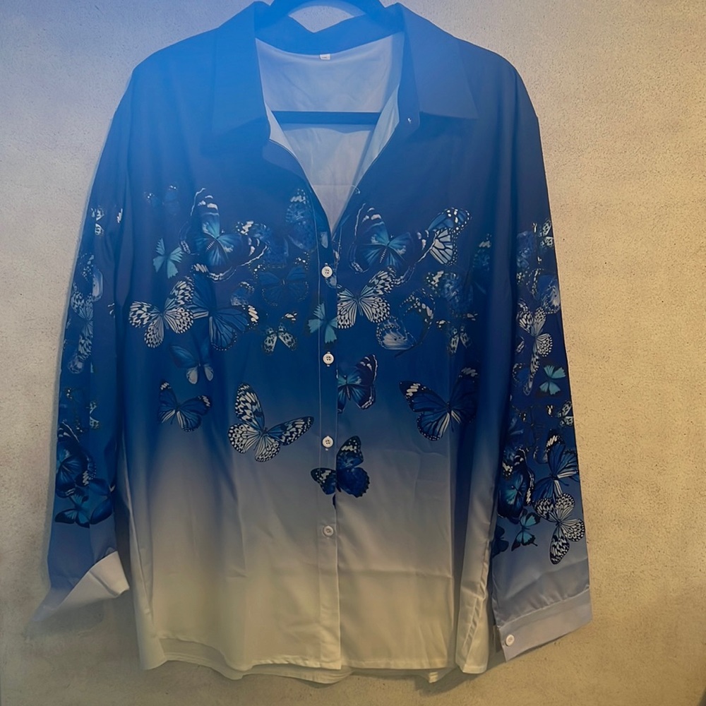 Dark blue blouse with butterfly detail. Soft material to the touch. 2XL. Run sm.